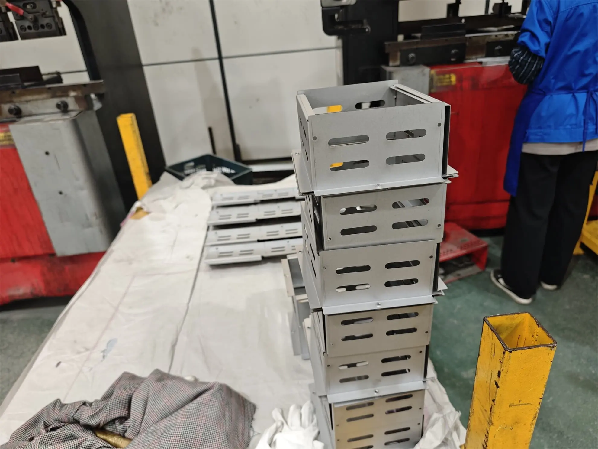 钣金百叶窗属于什么加工工艺：实测对比7大制造方法