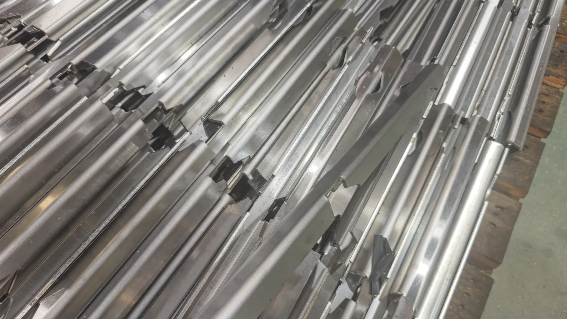 不锈钢钣金加工对比：哪种机柜机箱制造最值得选择？