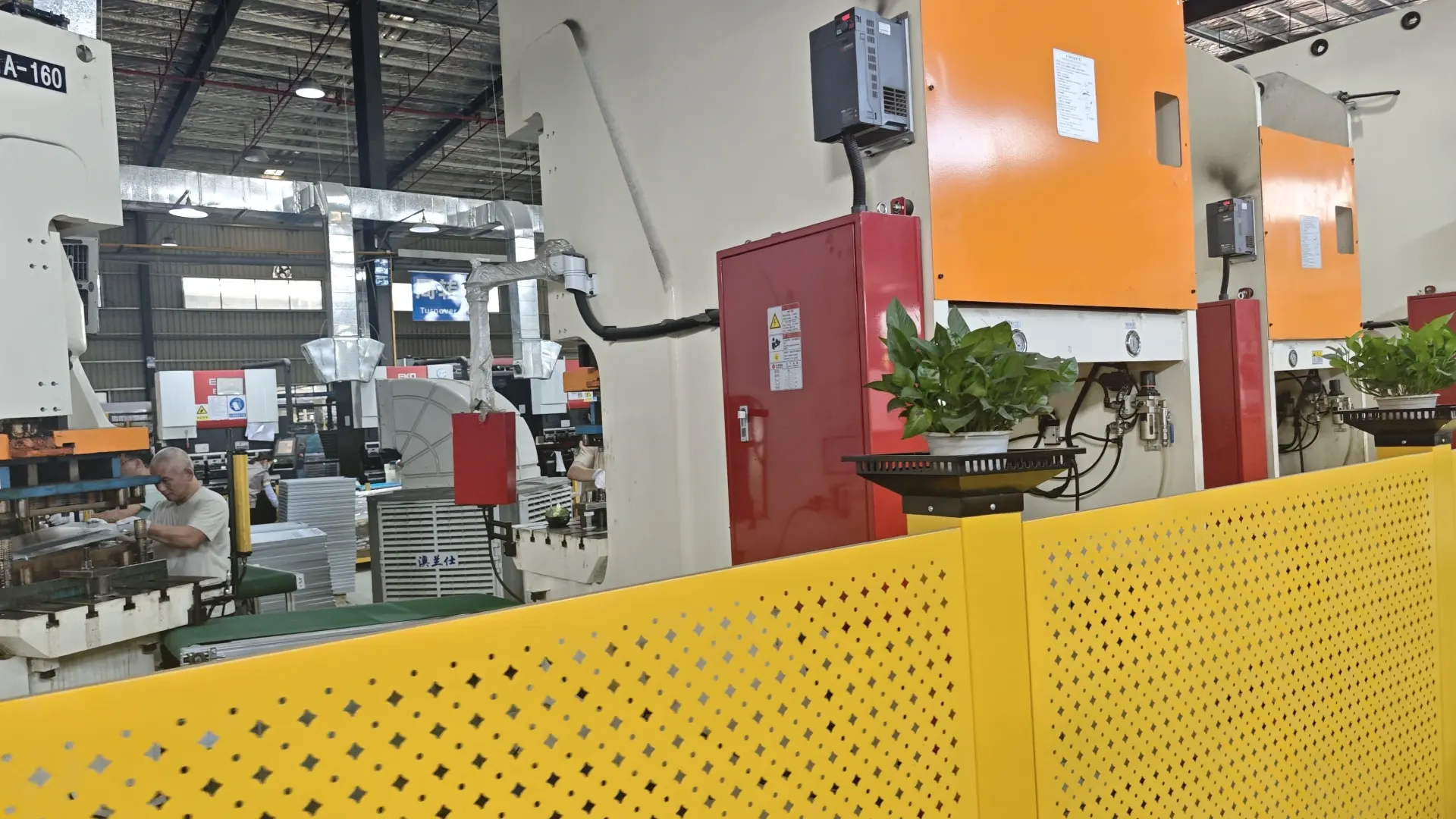 数控冲压小件有哪些？详解材料厚度、工艺精度与交期成本的真实边界