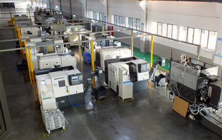 工人在精密数控机床前操作的专业生产场景