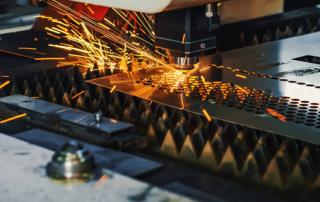 激光切割参数调整示意图,展示功率、速度、气体压力等参数的协同作用