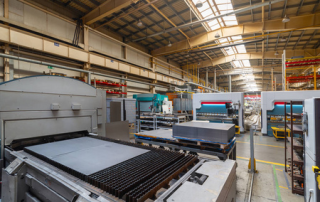 宽敞明亮的现代化金属加工车间,整齐排列的工业设备和有序的生产场景,展现批量OEM项目的生产环境与工艺精度