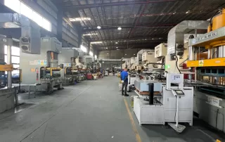 真实数控冲压车间全景，包含多台数控冲床和正在操作的工人