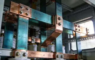 铜表面钝化处理在新能源设备铜结构件上的实际应用场景，展示外观和安装状态