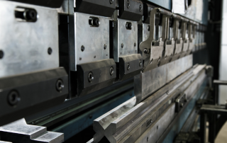 以工程技术博客风格呈现的高密度金属板折弯工艺封面图,突出主题和专业感。