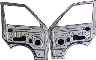 两个对称的汽车车门金属框架，展示精密钣金结构