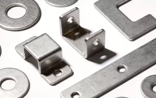 白色背景上展示多个不同形状的冲压金属零件