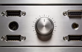 经过金属缎纹处理的高端设备面板，展现细腻哑光质感和方向性纹理