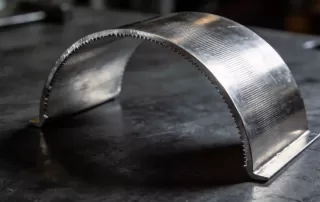 金属板半圆折弯工艺成品，展示半圆形金属加工件