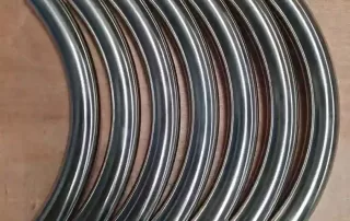 金属细管折弯工艺成品，展示多根弧形金属细管排列