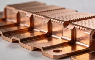 高精度铜冲压件端子特写，金属光泽鲜明，细节丰富，展现工业级制造精度