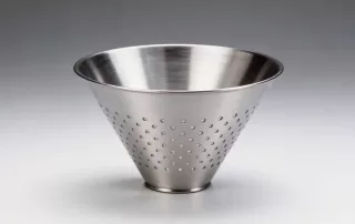 制造不锈钢漏斗钣金加工成品，展示304不锈钢材质光泽和锥体结构