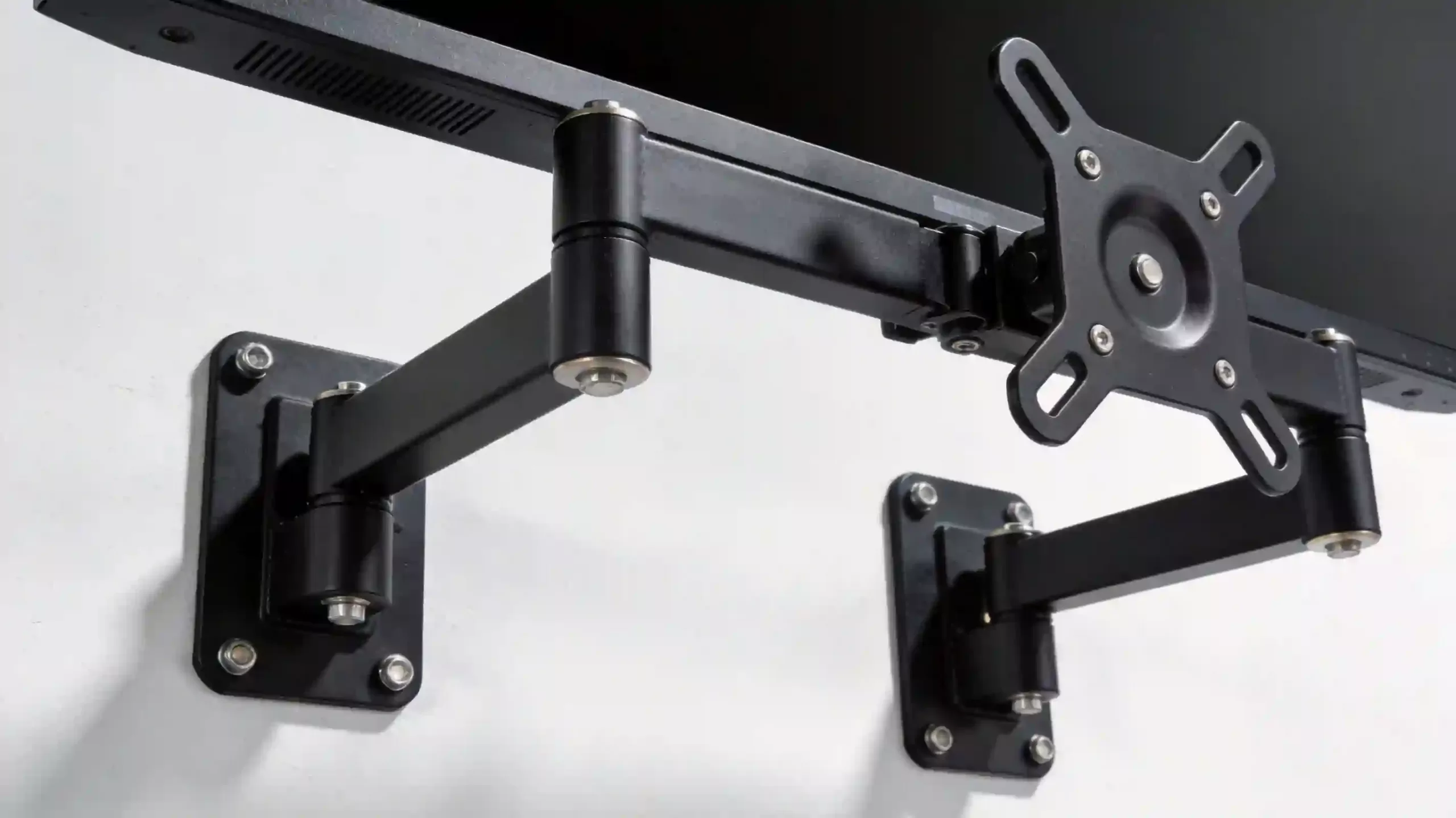 工业风格显示器壁挂支架成品特写，黑色哑光表面，多关节悬臂结构，双臂设计，精密机械结构，专业产品摄影风格