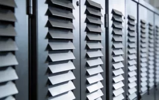 机柜侧板上整齐排列的数控冲压百叶窗结构，展示30度斜面角度和均匀间距的成品效果，体现工业制造的精密与美观