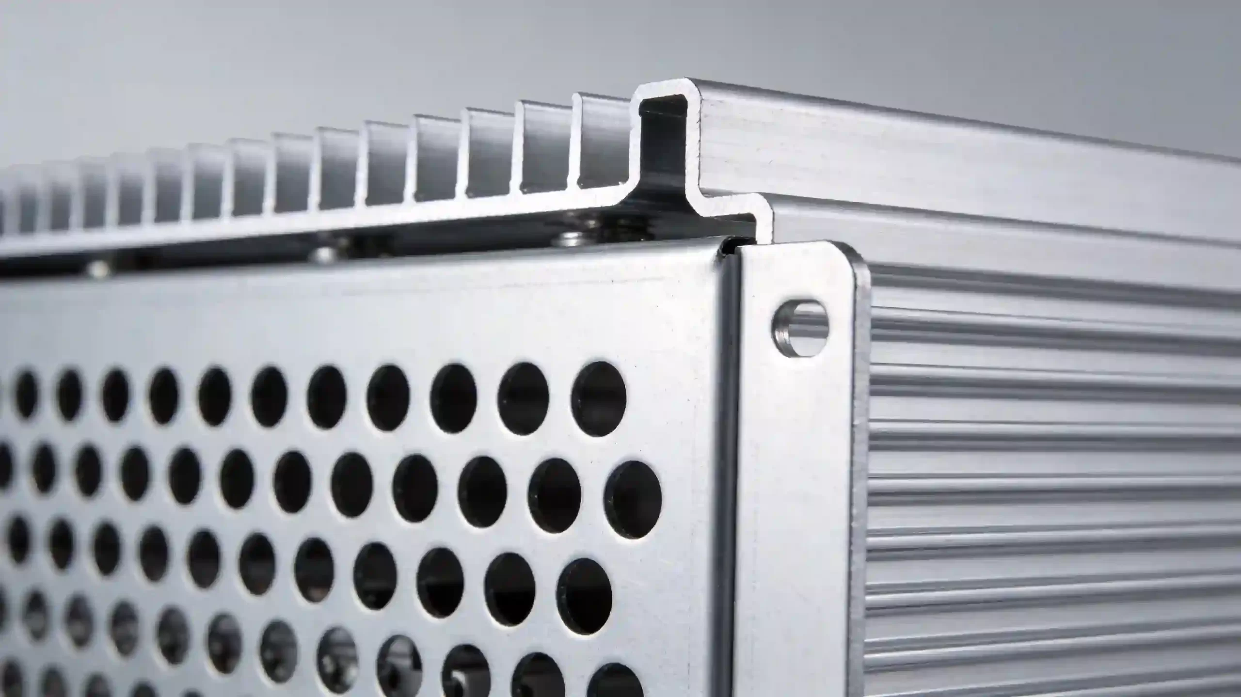 逆变器安装背板成品细节图，展示安装孔位、折弯边和表面处理质量